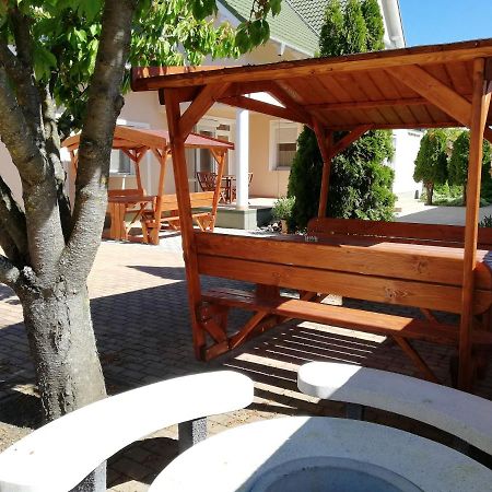 Imola Es Andrea Apartmanhaz ハイデゥソボスロー エクステリア 写真