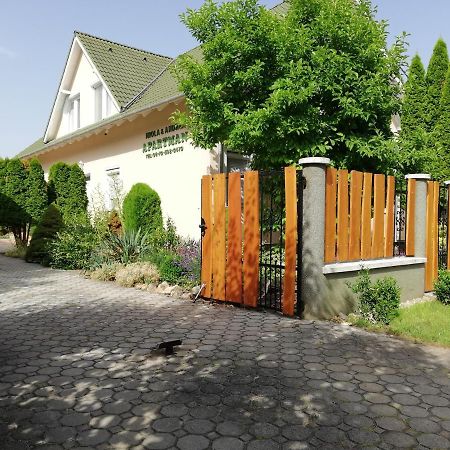 Imola Es Andrea Apartmanhaz ハイデゥソボスロー エクステリア 写真