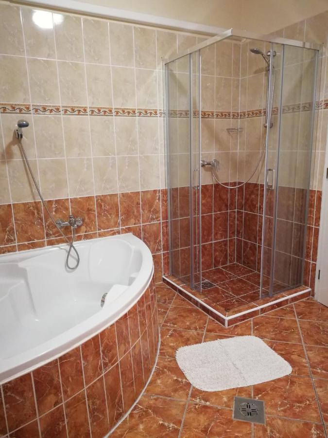 Imola Es Andrea Apartmanhaz ハイデゥソボスロー エクステリア 写真