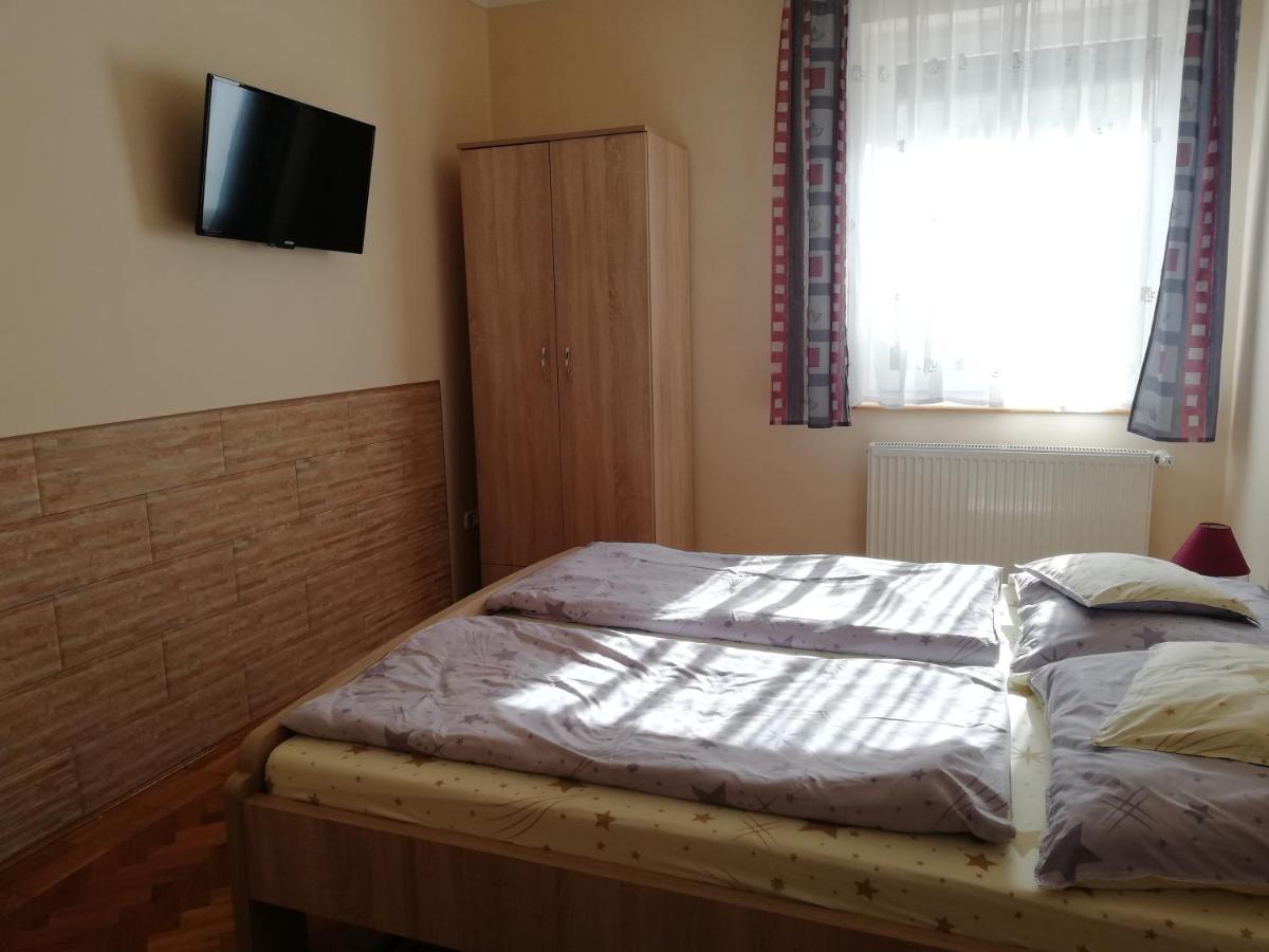 Imola Es Andrea Apartmanhaz ハイデゥソボスロー エクステリア 写真