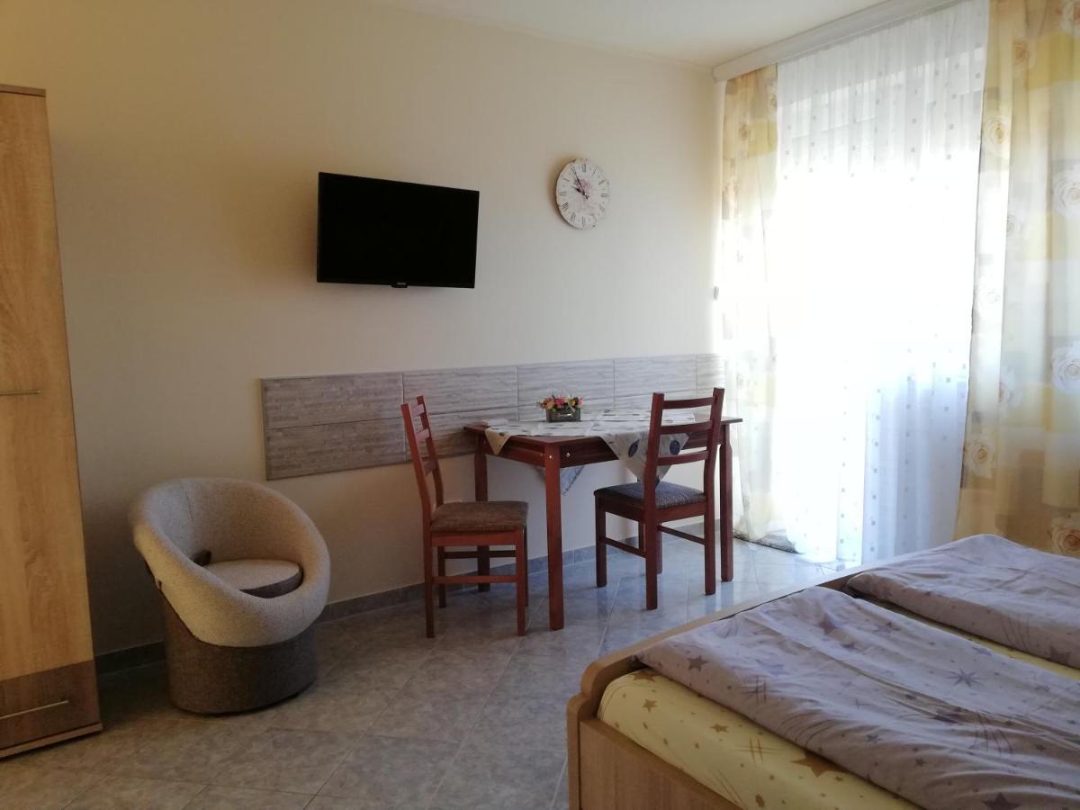 Imola Es Andrea Apartmanhaz ハイデゥソボスロー エクステリア 写真