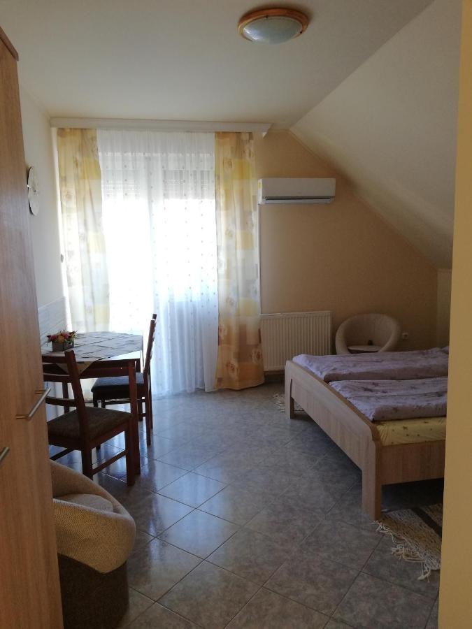 Imola Es Andrea Apartmanhaz ハイデゥソボスロー エクステリア 写真