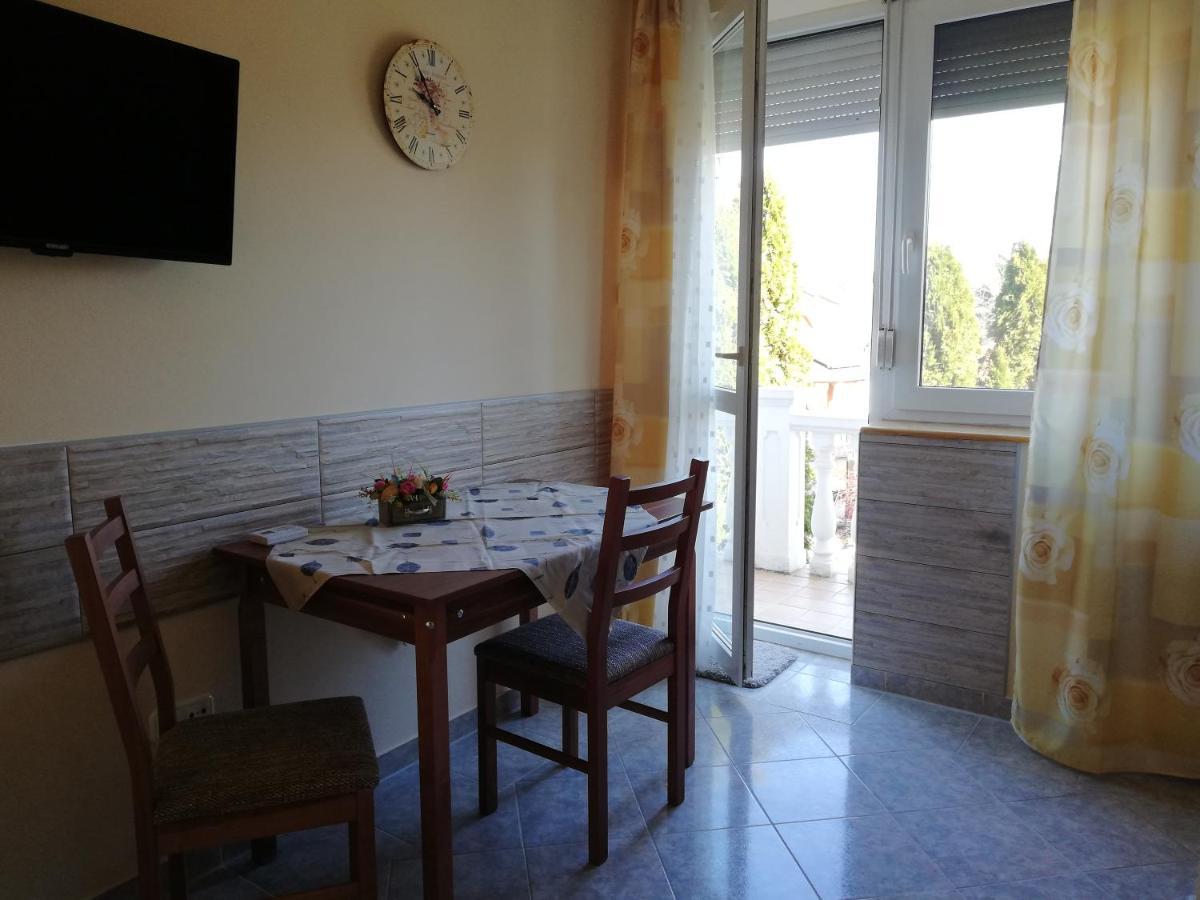 Imola Es Andrea Apartmanhaz ハイデゥソボスロー エクステリア 写真