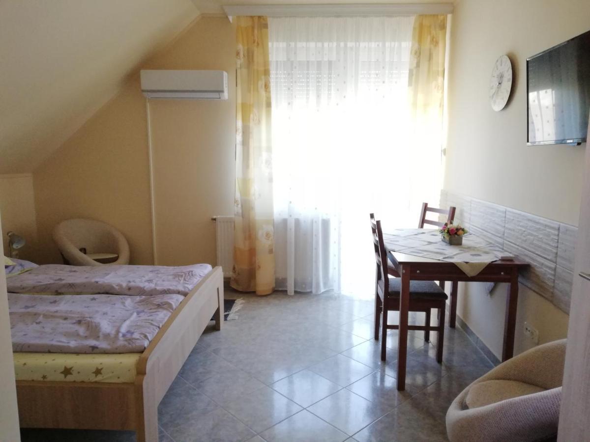 Imola Es Andrea Apartmanhaz ハイデゥソボスロー エクステリア 写真