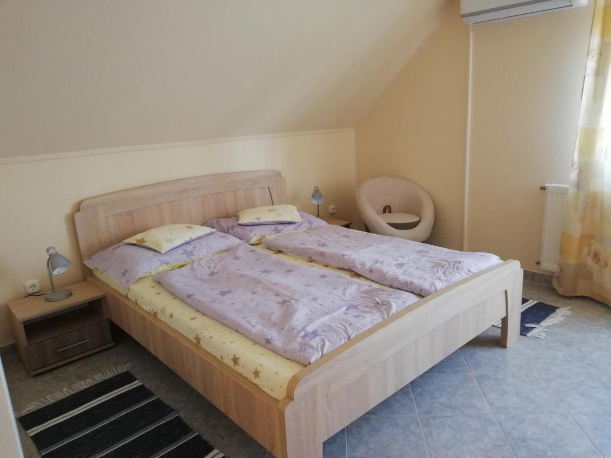 Imola Es Andrea Apartmanhaz ハイデゥソボスロー エクステリア 写真