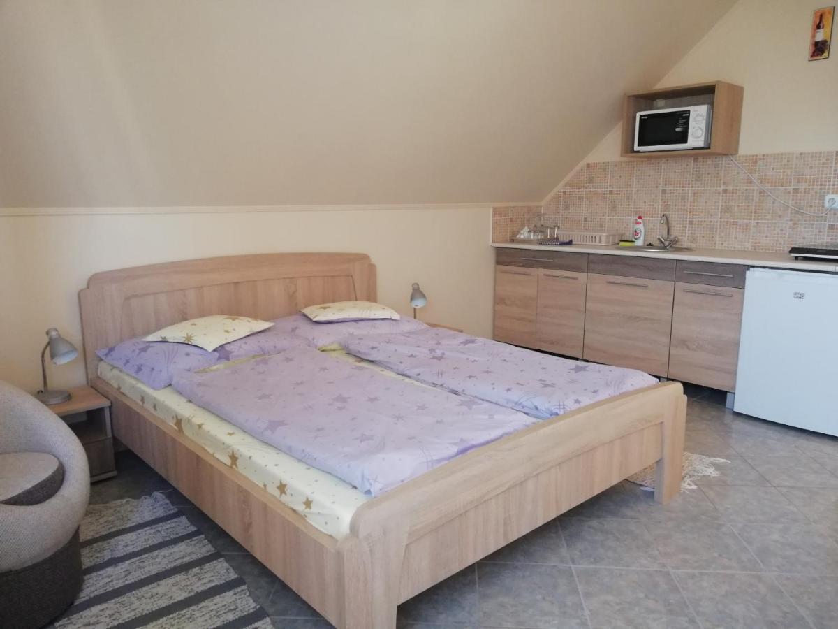 Imola Es Andrea Apartmanhaz ハイデゥソボスロー エクステリア 写真