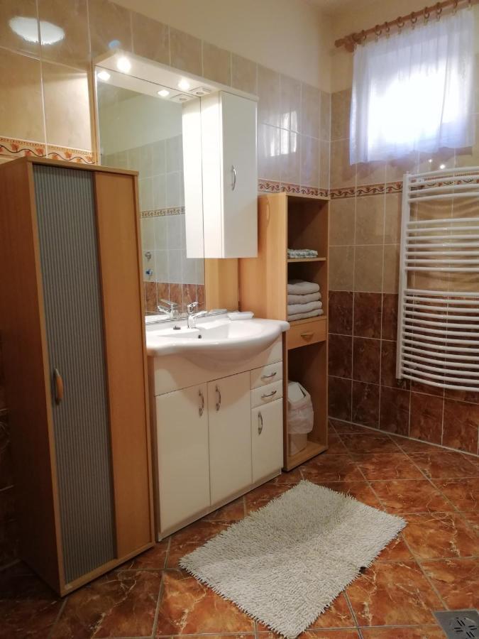Imola Es Andrea Apartmanhaz ハイデゥソボスロー エクステリア 写真