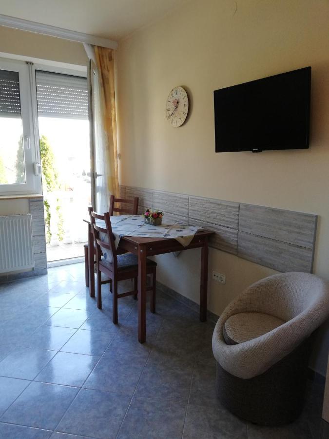 Imola Es Andrea Apartmanhaz ハイデゥソボスロー エクステリア 写真