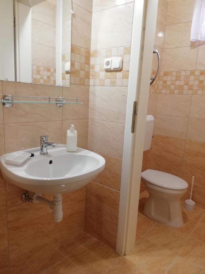 Imola Es Andrea Apartmanhaz ハイデゥソボスロー エクステリア 写真