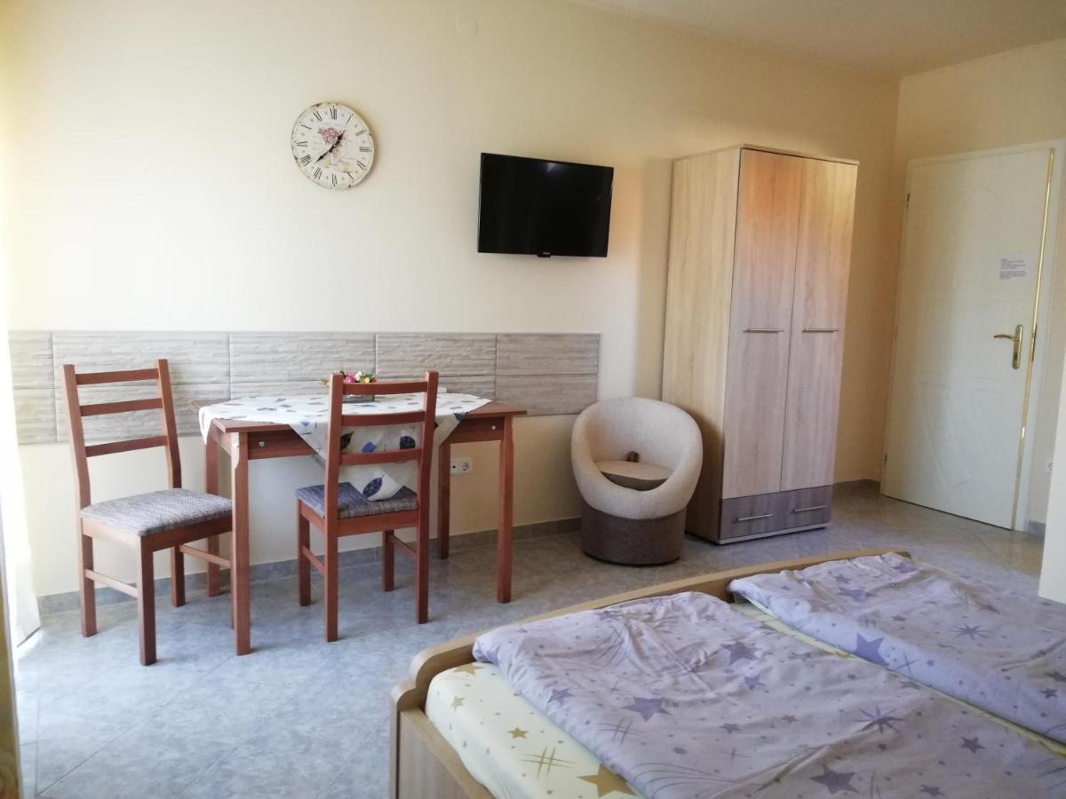 Imola Es Andrea Apartmanhaz ハイデゥソボスロー エクステリア 写真