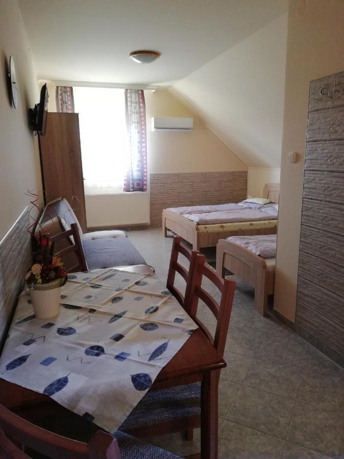 Imola Es Andrea Apartmanhaz ハイデゥソボスロー エクステリア 写真