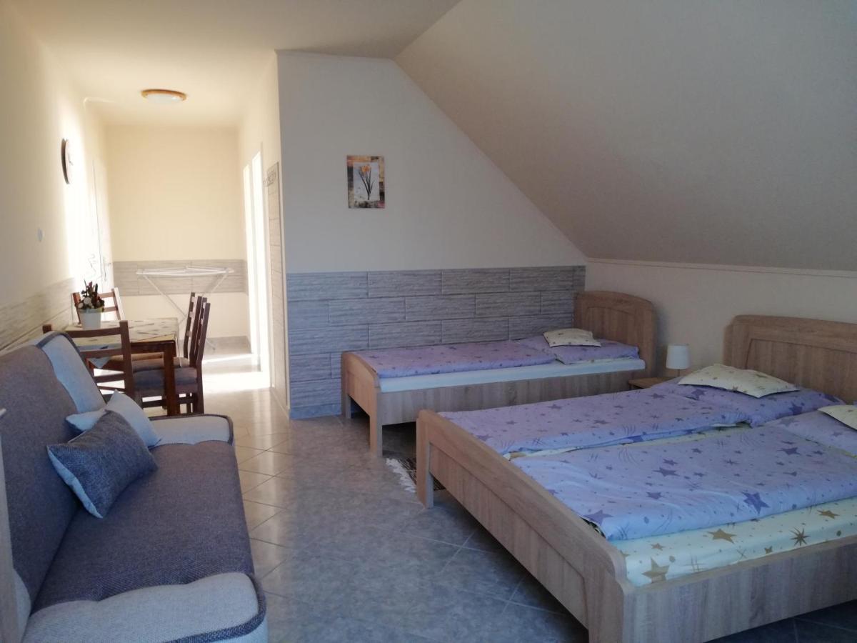 Imola Es Andrea Apartmanhaz ハイデゥソボスロー エクステリア 写真