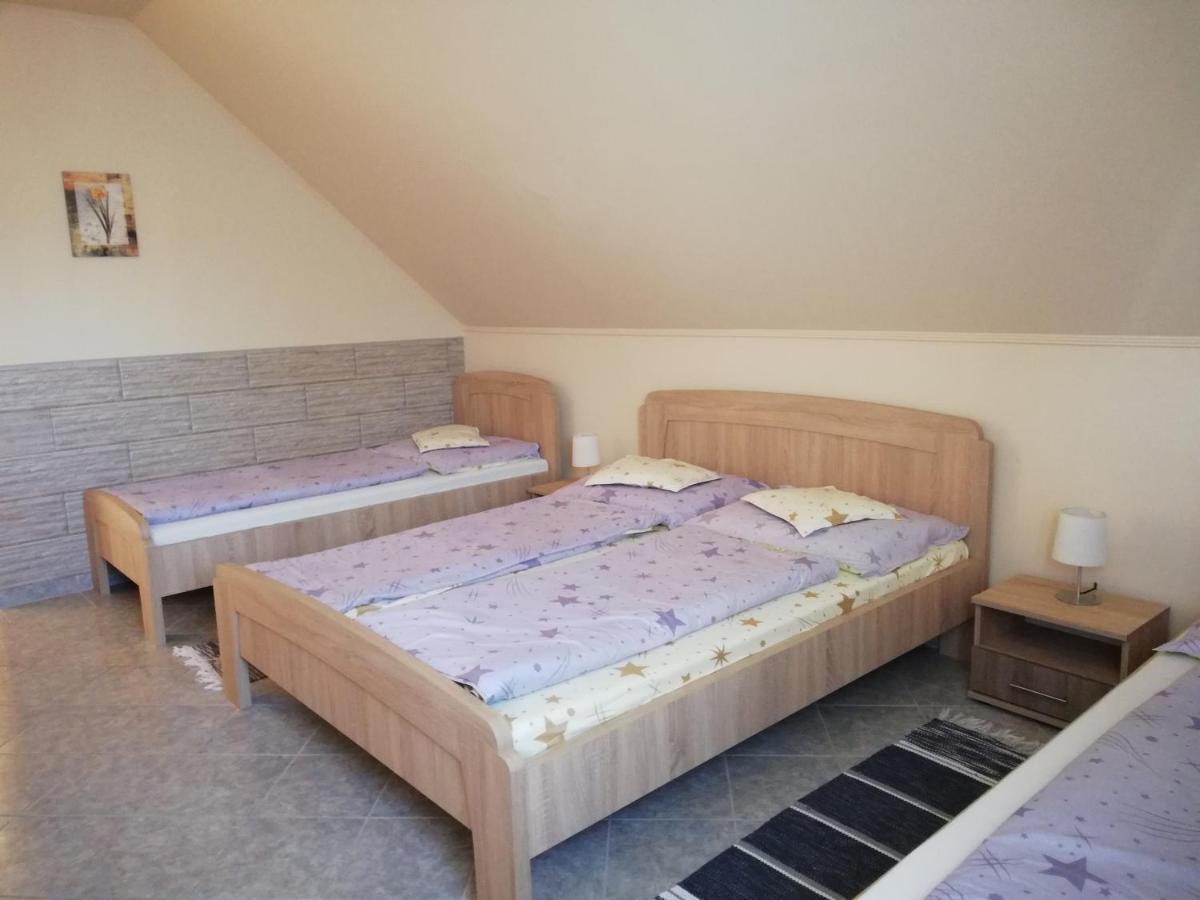 Imola Es Andrea Apartmanhaz ハイデゥソボスロー エクステリア 写真