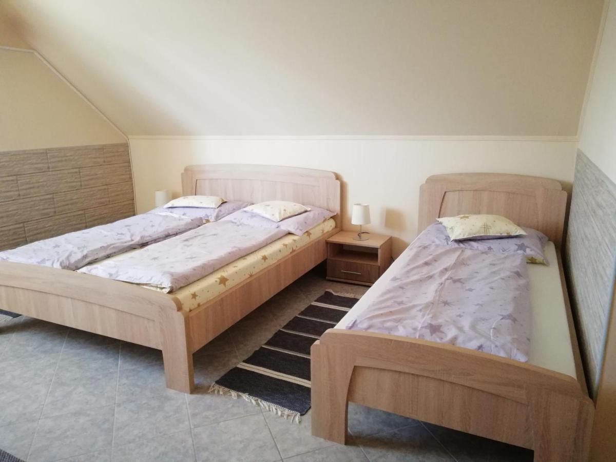 Imola Es Andrea Apartmanhaz ハイデゥソボスロー エクステリア 写真