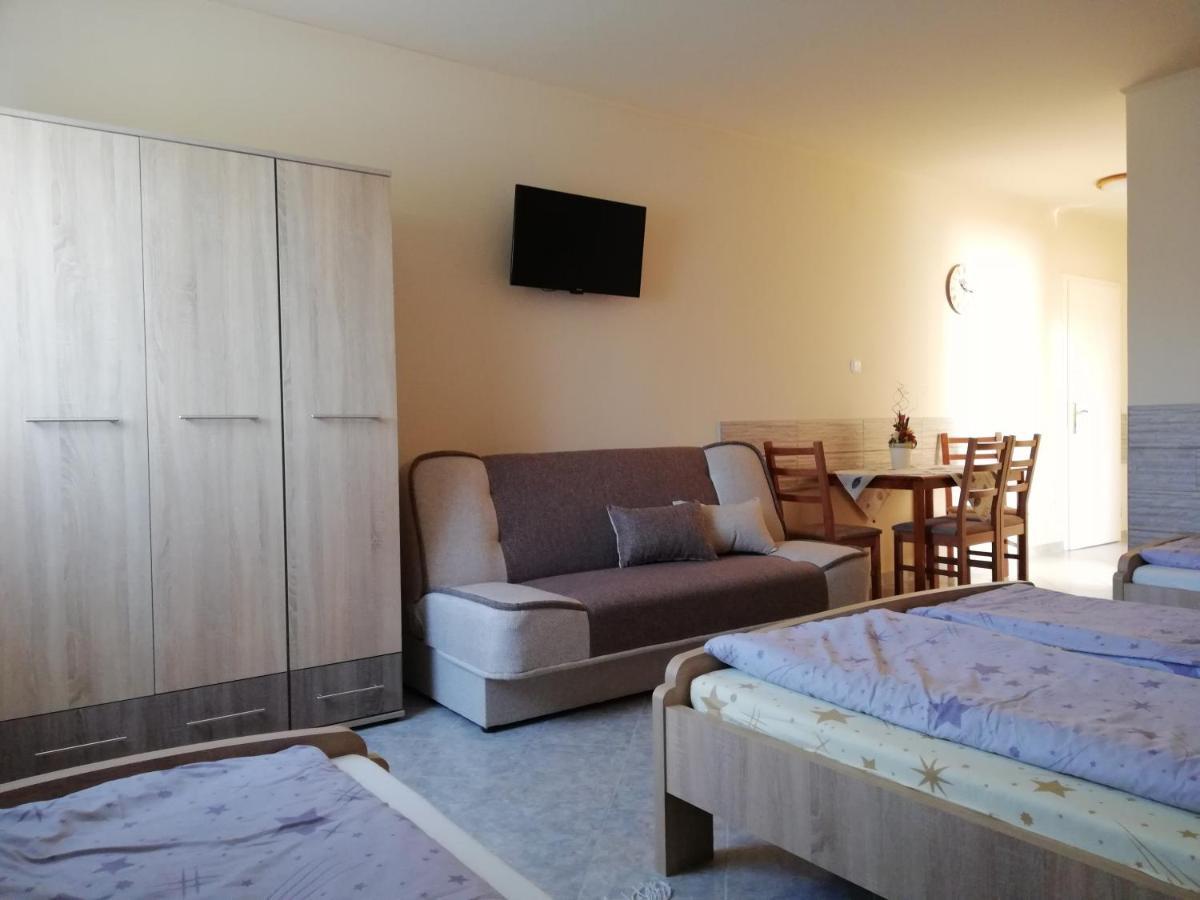 Imola Es Andrea Apartmanhaz ハイデゥソボスロー エクステリア 写真