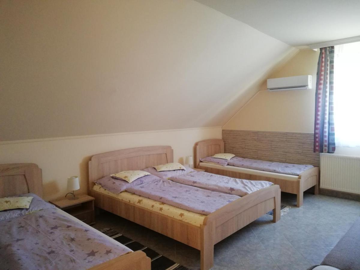 Imola Es Andrea Apartmanhaz ハイデゥソボスロー エクステリア 写真