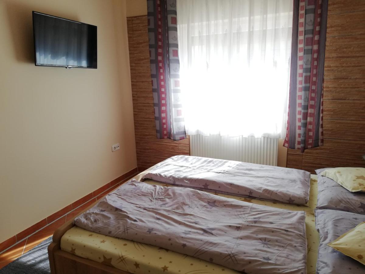 Imola Es Andrea Apartmanhaz ハイデゥソボスロー エクステリア 写真
