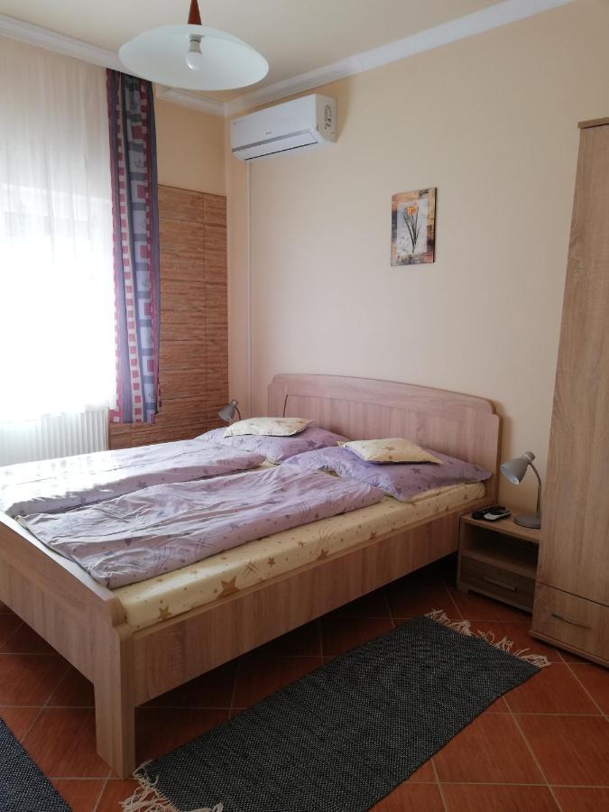 Imola Es Andrea Apartmanhaz ハイデゥソボスロー エクステリア 写真