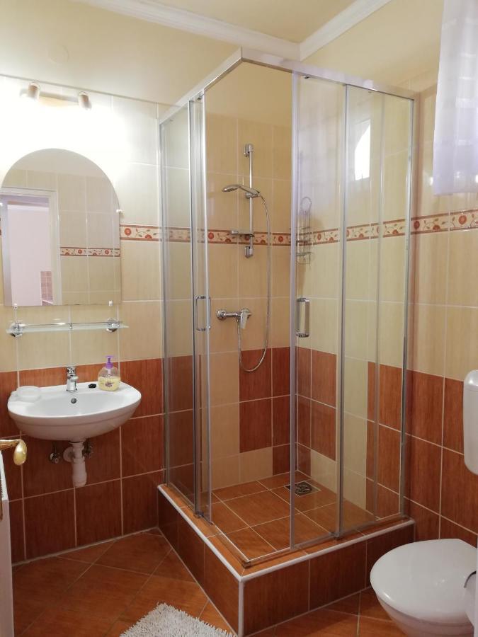 Imola Es Andrea Apartmanhaz ハイデゥソボスロー エクステリア 写真