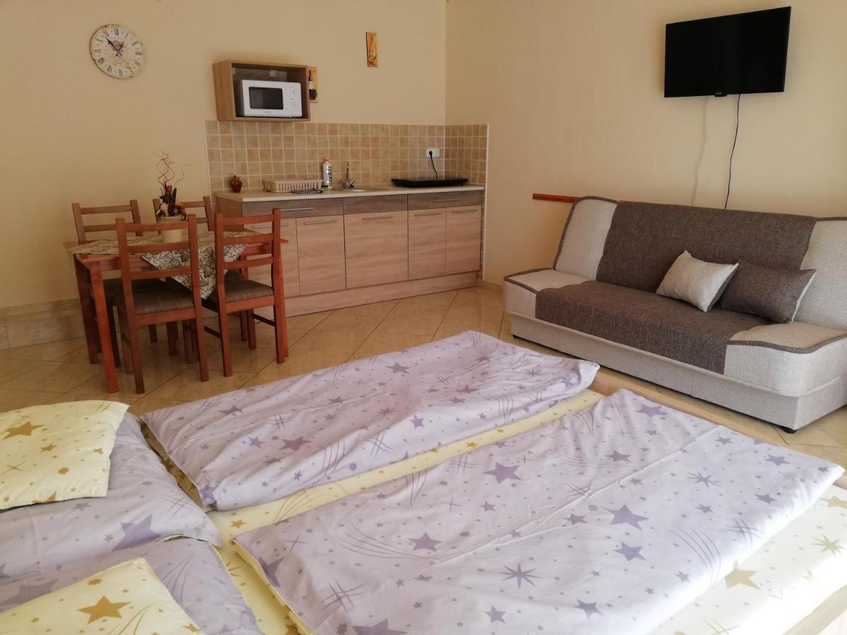 Imola Es Andrea Apartmanhaz ハイデゥソボスロー エクステリア 写真