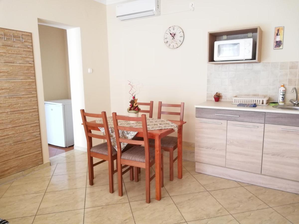 Imola Es Andrea Apartmanhaz ハイデゥソボスロー エクステリア 写真
