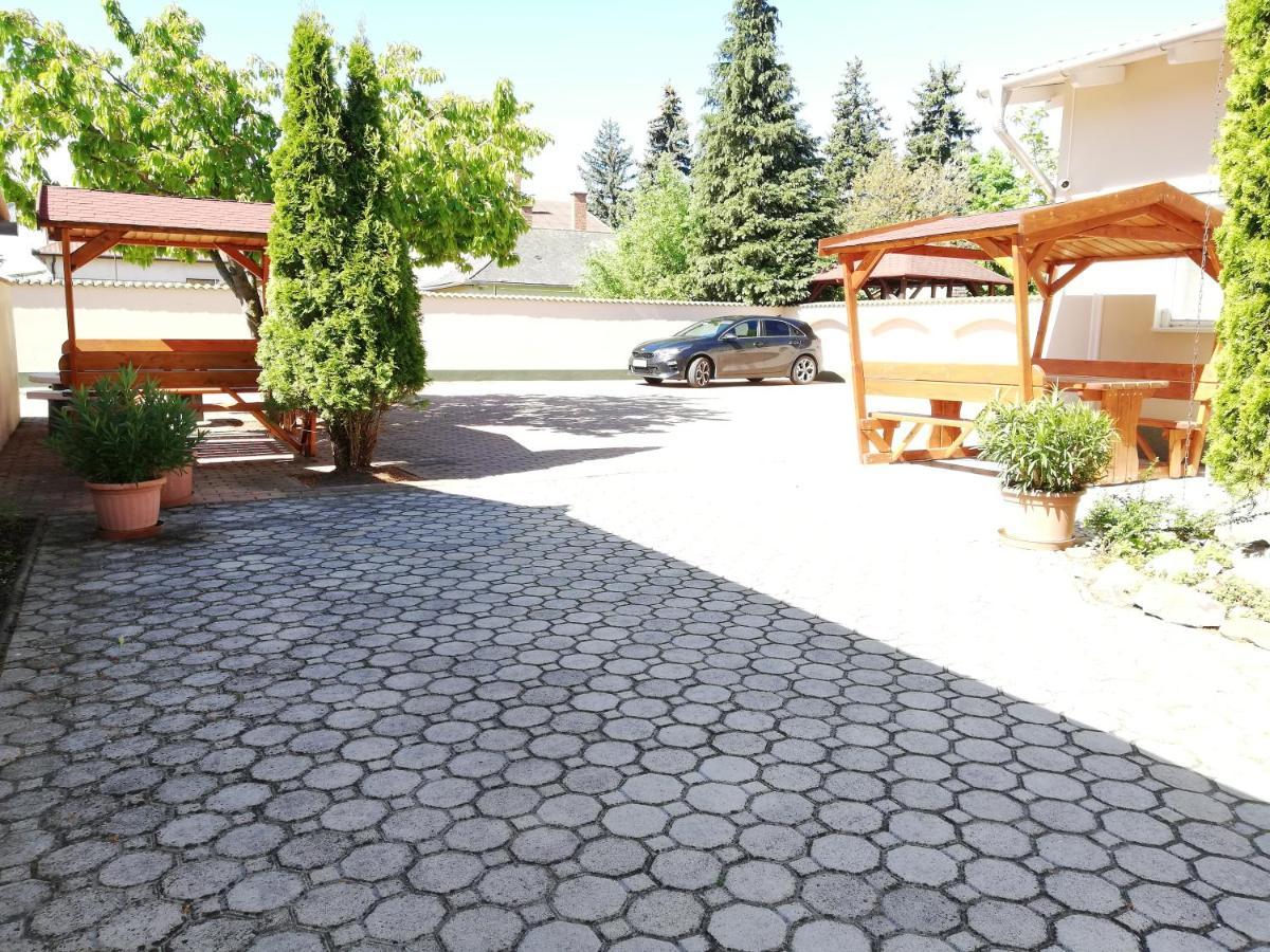 Imola Es Andrea Apartmanhaz ハイデゥソボスロー エクステリア 写真