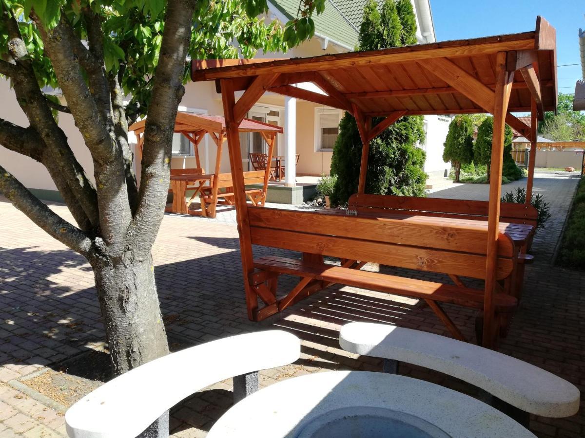 Imola Es Andrea Apartmanhaz ハイデゥソボスロー エクステリア 写真