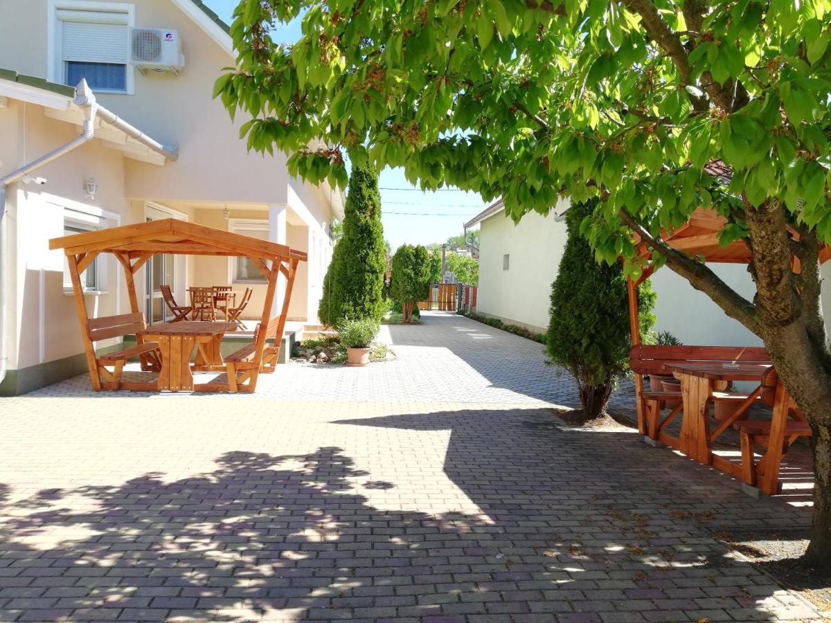 Imola Es Andrea Apartmanhaz ハイデゥソボスロー エクステリア 写真
