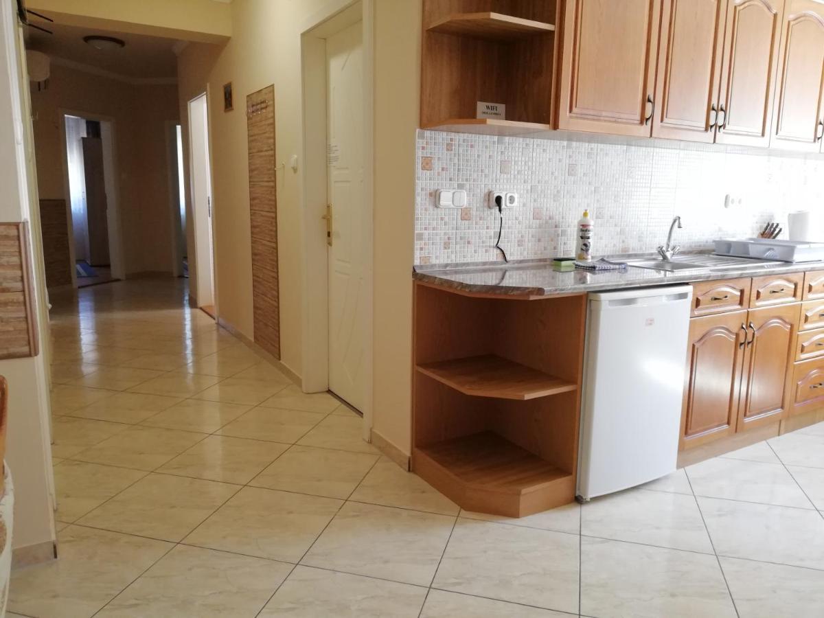 Imola Es Andrea Apartmanhaz ハイデゥソボスロー エクステリア 写真