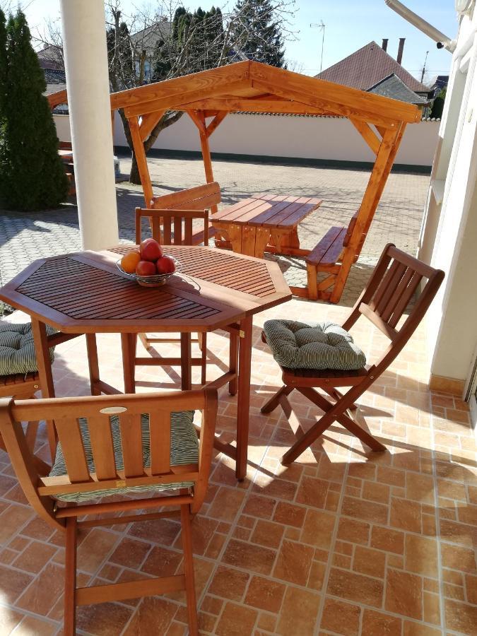 Imola Es Andrea Apartmanhaz ハイデゥソボスロー エクステリア 写真